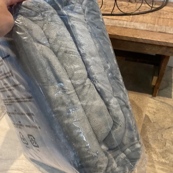 Amazon Basics Sherpa Throw - Picture 4 of 9